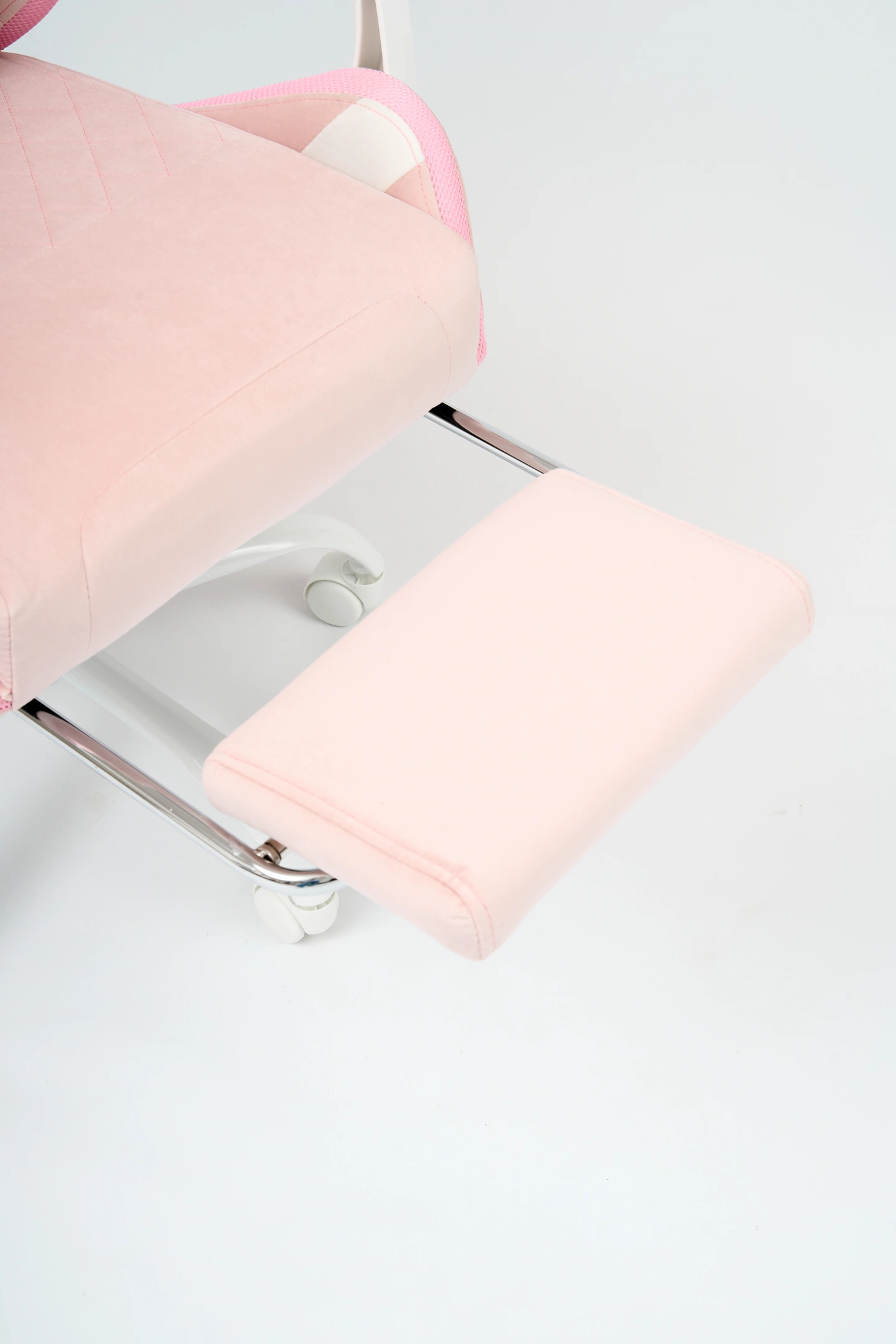 Aurora, светло-розовый / velour: выдвинутая подножка и край сиденья