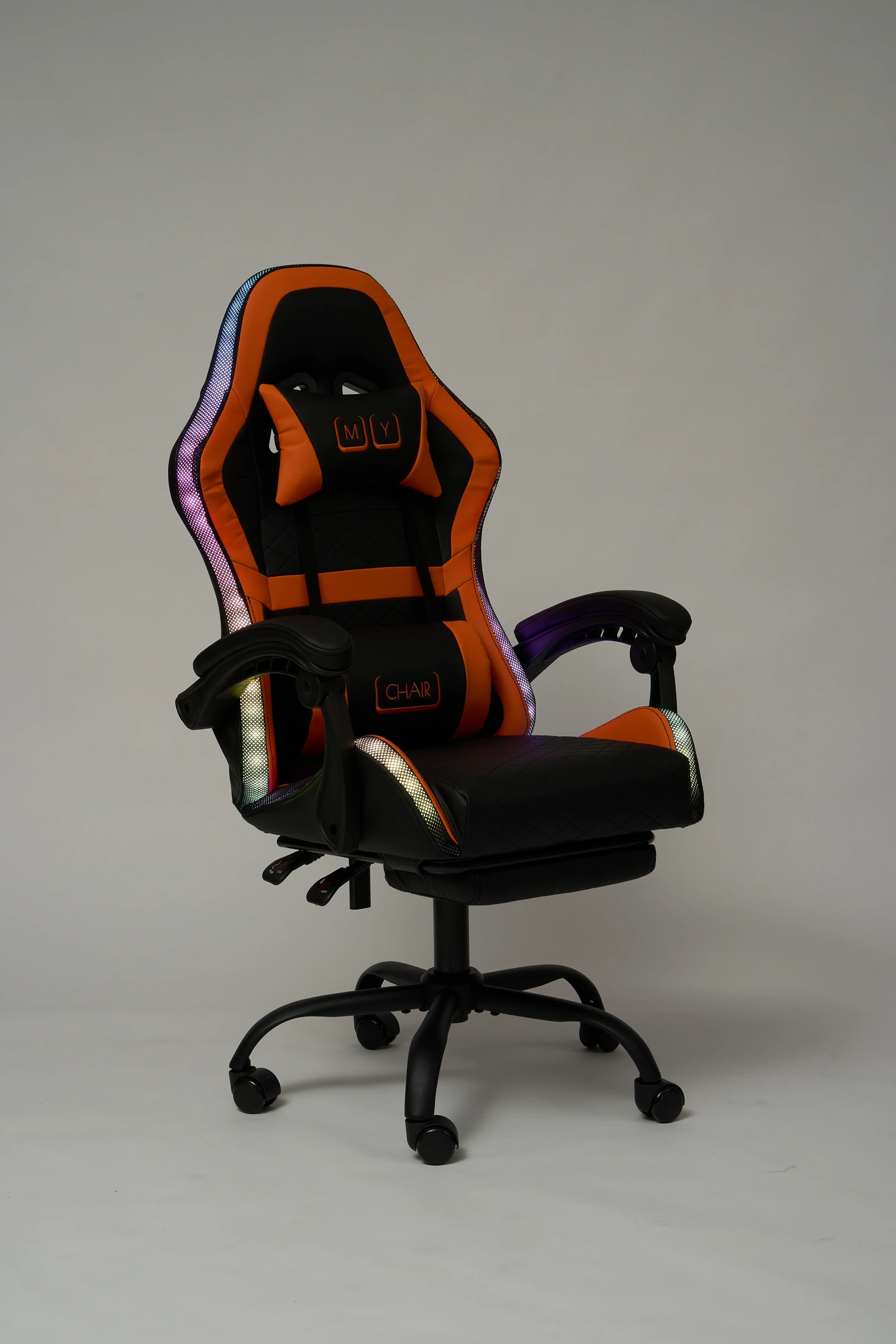 Nova, чёрно-оранжевый / rgb и звук: включённая RGB-подсветка чёрно-оранжевого кресла